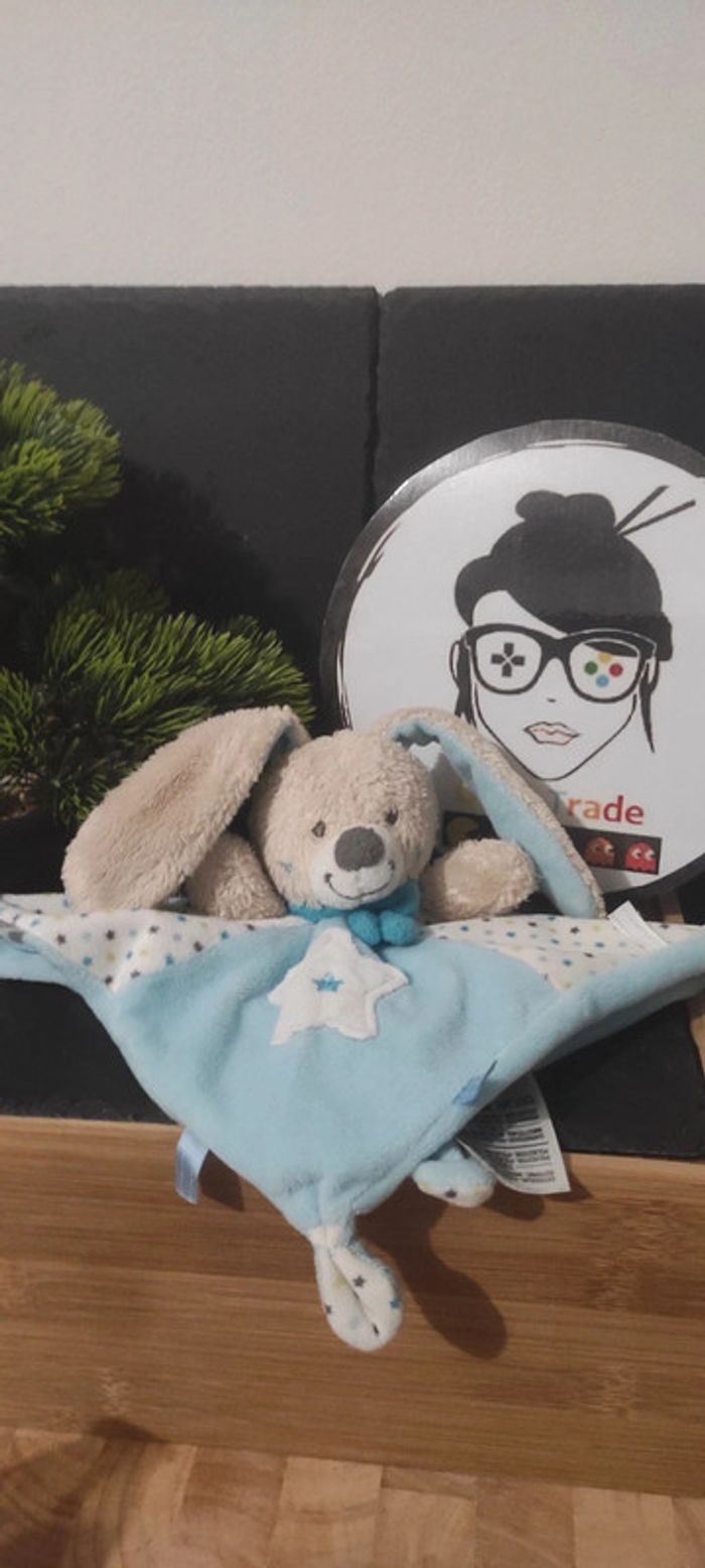 Mots d'enfants doudou plat carré lapin bleu blanc étoile marron écharpe