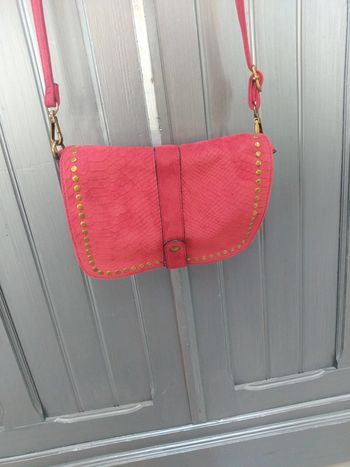 Sac à bandoulière rouge clouté