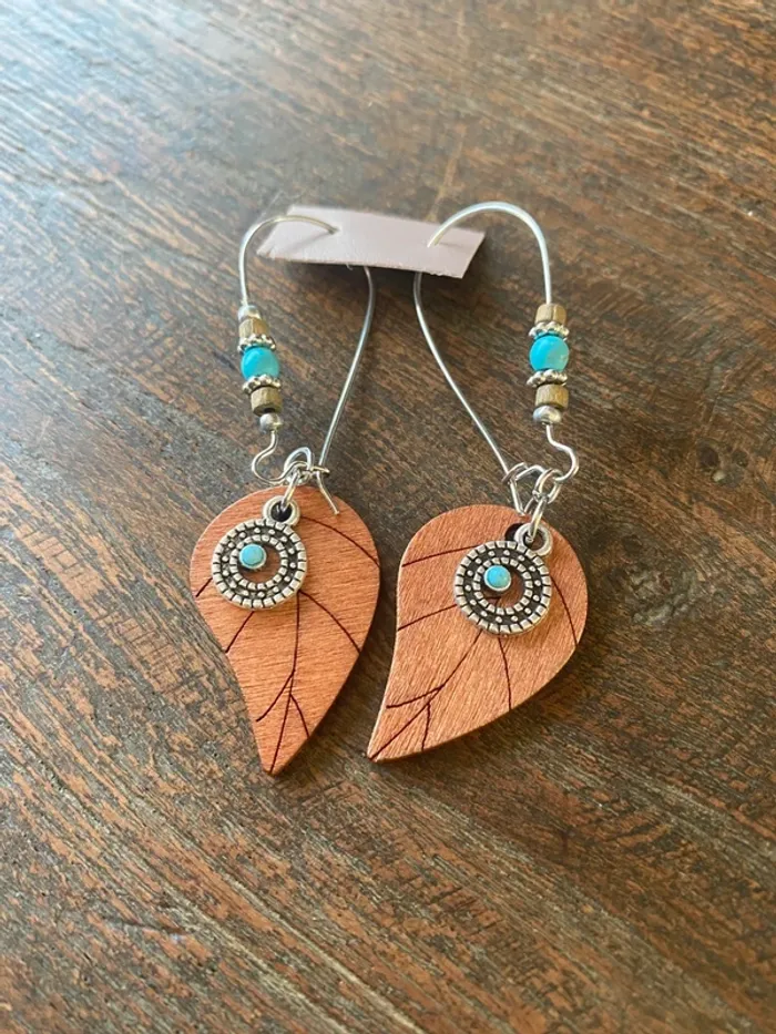 Magnifique paire de boucles d’oreilles avec feuilles, perles , rond et turquoise - photo numéro 2