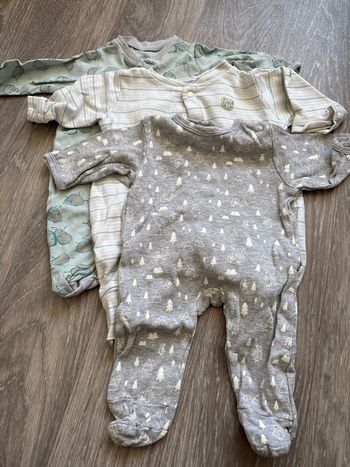 Lot de trois pyjamas de taille un mois
