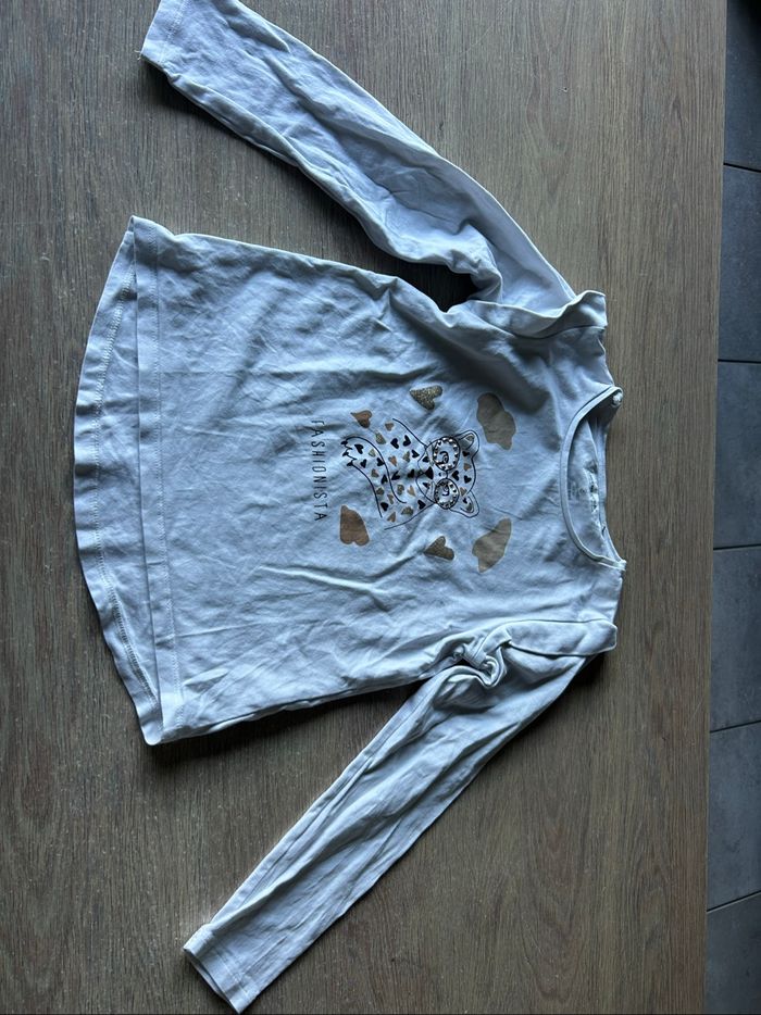 Teeshirt manches longues blanc/creme motif panthère 8 ans