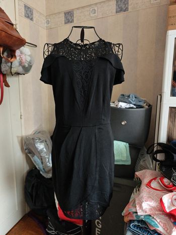 Robe noire unie épaules nues d'été