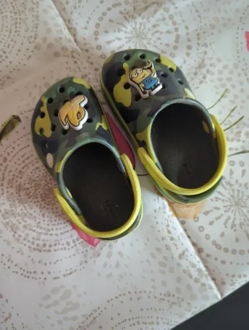 Crocs minions