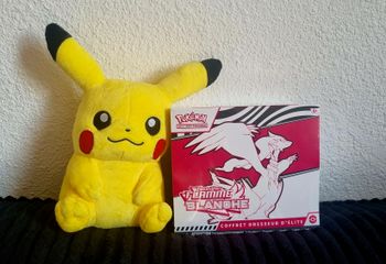 ETB Pokémon Flamme Blanche – Reshiram 10.5 Neuf & Scellé
