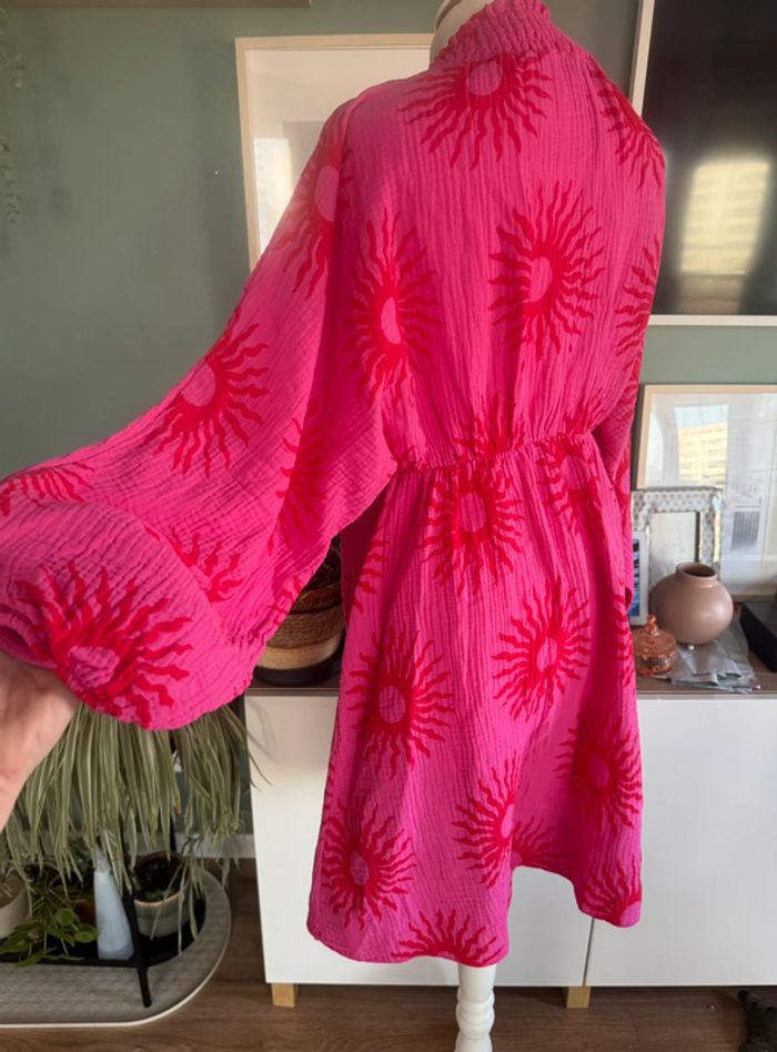 Robe en gaz de coton Fushia soleil rouge manches ballons col V grande taille 42-46 - photo numéro 3
