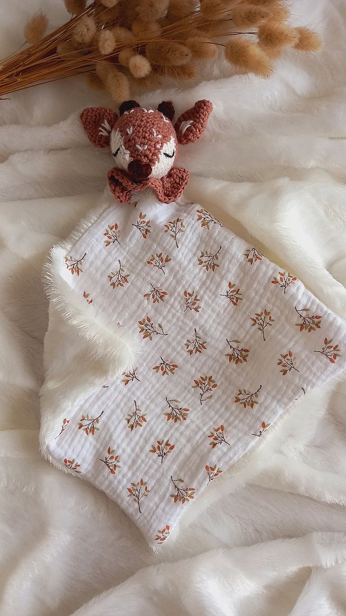 Doudou lange petite biche 🦌 tissu petites feuilles beige - photo numéro 2