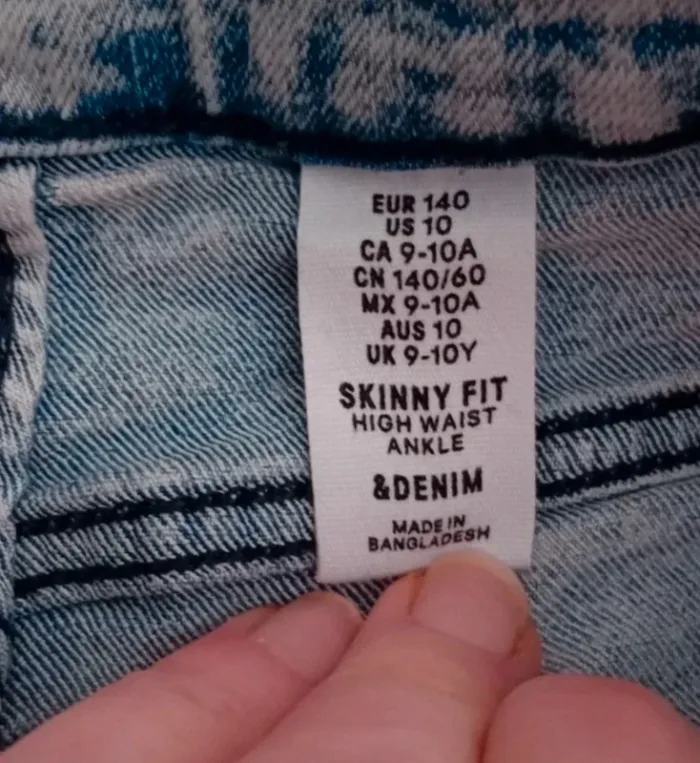 Très beau jean skinny troué aux genoux 9/10 ans - photo numéro 5