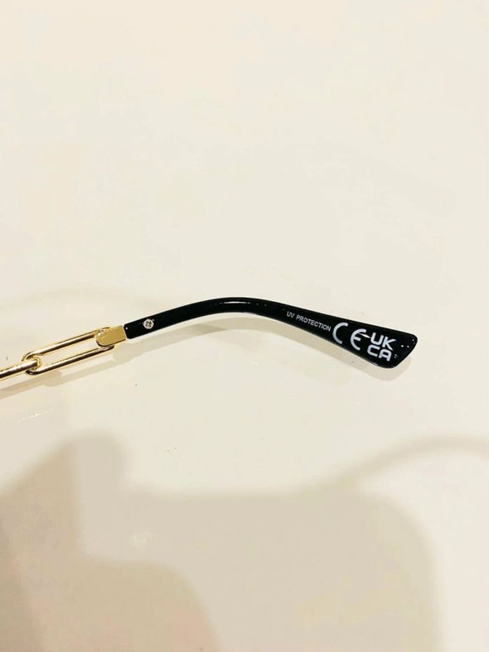 Lunette de soleil femme noire rectangulaire bras en chaîne dorée UV protection catégorie 3 - photo numéro 5