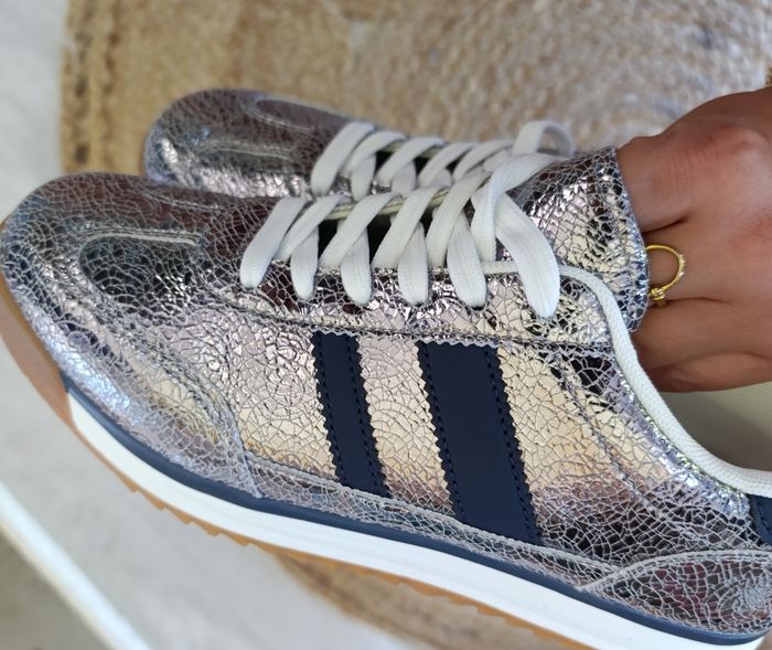Baskets tendances argentées à bandes bleues   style Adidas - photo numéro 2