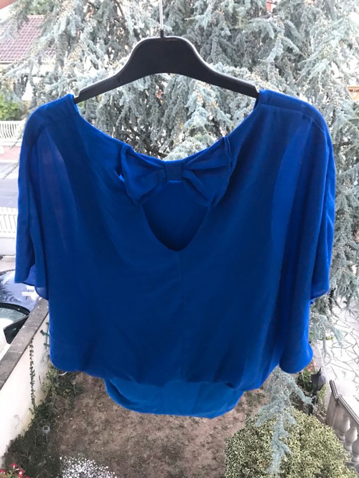 Haut bleue avec noeud dans le dos - photo numéro 2