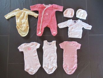 4 bodie Petit Bateau 1 pyjama P'tit Bisou 1 gilet 2 bonnet fille naissance 1 mois + don 20 vêtements