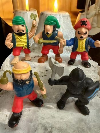 Lot 5 Figurines Vintage : 4 Pirates + 1 Chevalier