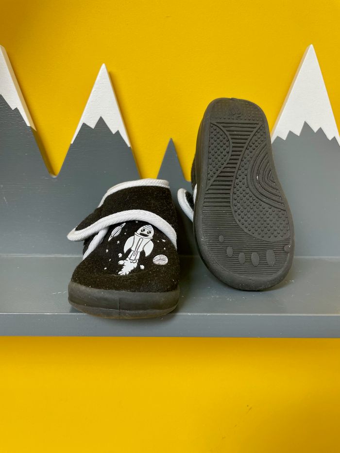 Chaussons noir scratch fusée Kiabi taille 20 - photo numéro 3