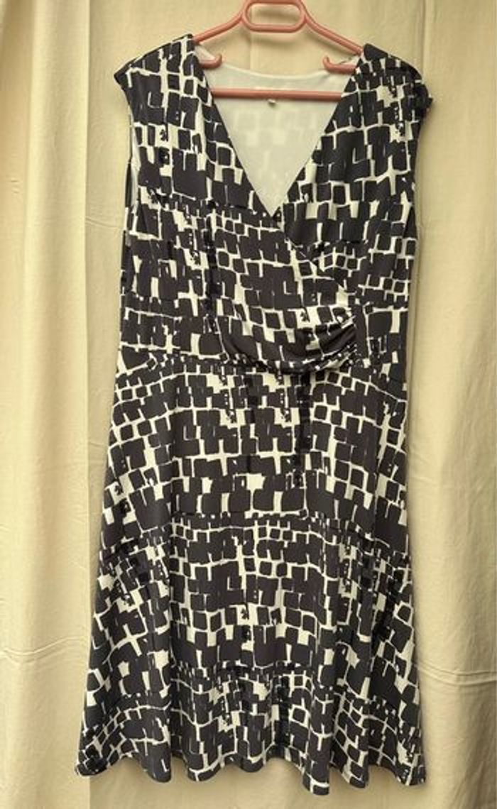Robe sans manches, zippée sur un côté et doublée