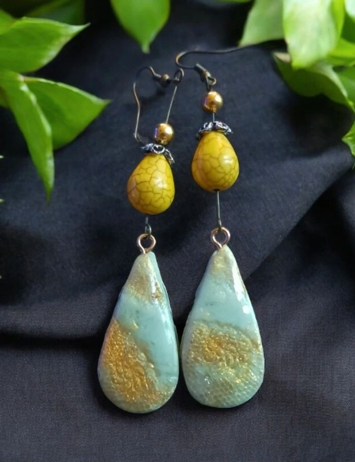 Boucles d'oreilles pendante en résine verte pale