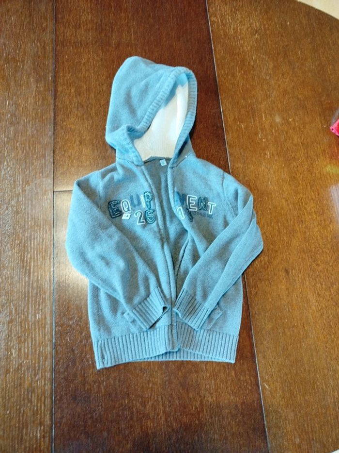 Gilet zippé à capuche