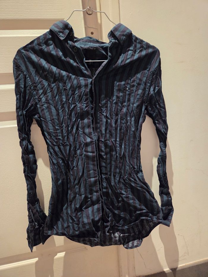 Chemise à rayures verticales bleu et noir, coupe - photo numéro 1