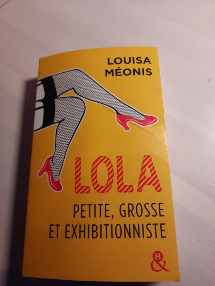 Lola, petite, grosse et exhibitionniste
