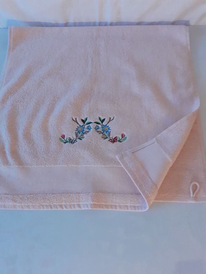 Serviette éponge bouquet champêtre & des papillons brodé