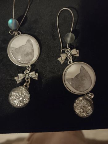 Longues boucles d'oreilles chat et boule avec feuilles argentées