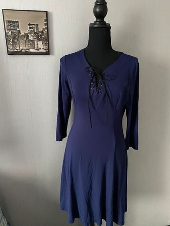Très joli robe  bleu marine avec cordon sur le devant