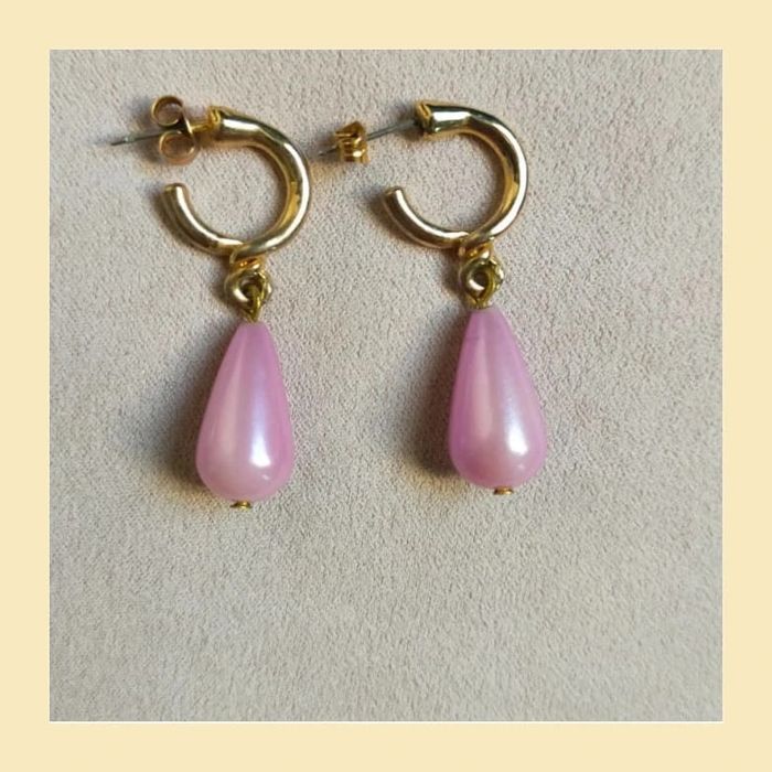Boucles d’oreilles créoles dorées & goutte rose nacrée - photo numéro 4