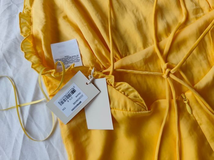 Robe satiné jaune maje neuve - photo numéro 6