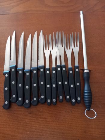 Lot 6 fourchettes avec 6 couteaux et aiguiseur