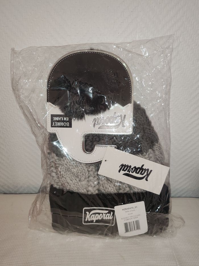 Bonnet tricolore pompon bi color isaya Homme Kaporal.