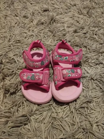 Chaussures d'enfants nus pieds