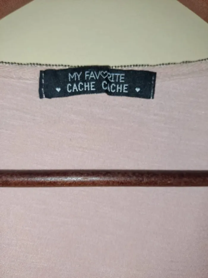 Débardeur T1 femme rose pâle cache cache avec décors 1 fond de tâche qu'on ne voit vraiment pas dvt - photo numéro 2