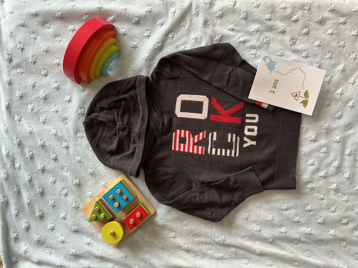 pull léger à capuche gris et rouge 3 ans grain de blé