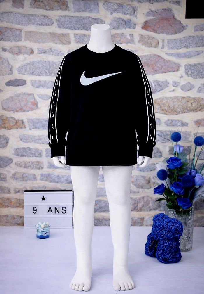 Sweat noir et blanc Garçon taille 9/10 ans marque Nike 🎸