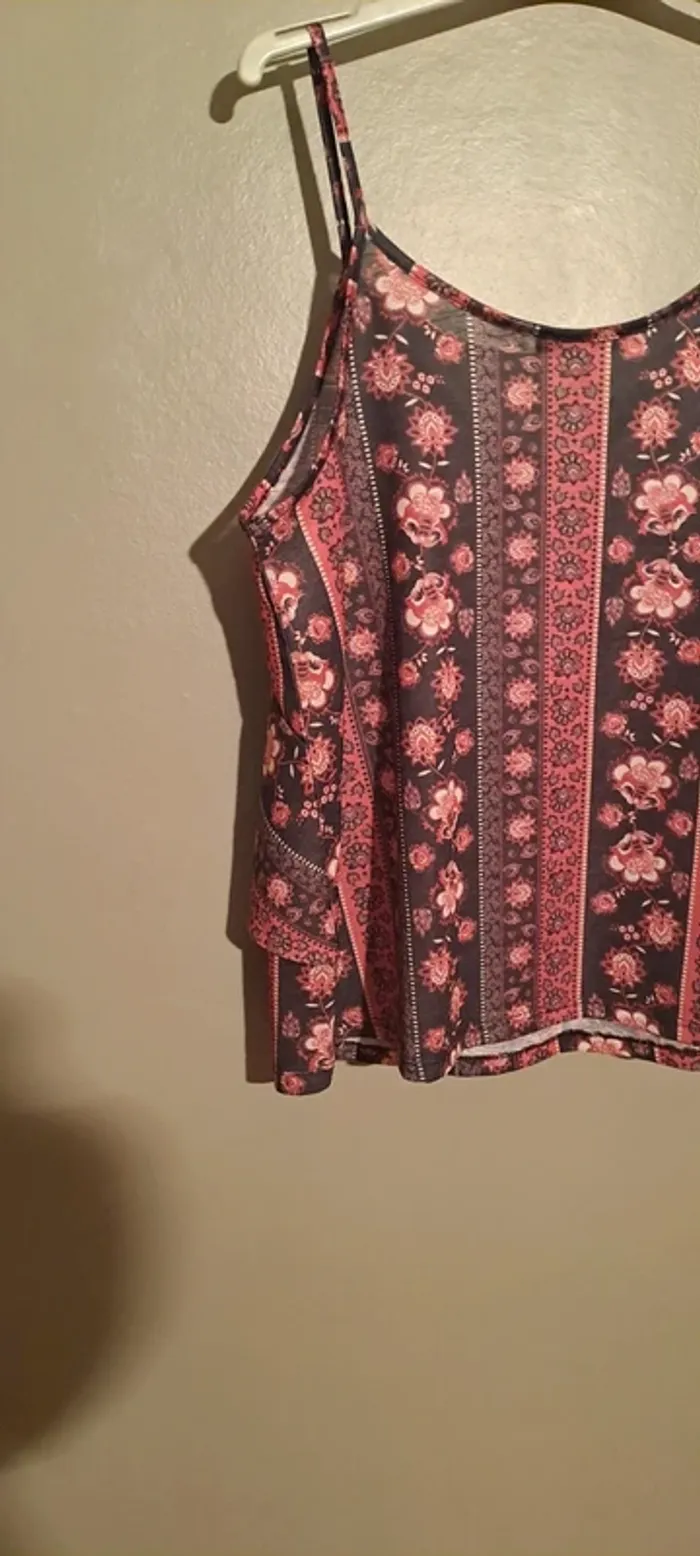 Débardeur tons rouge et noir avec froufrou - Marque Jennyfer - Taille L - État neuf. - photo numéro 13
