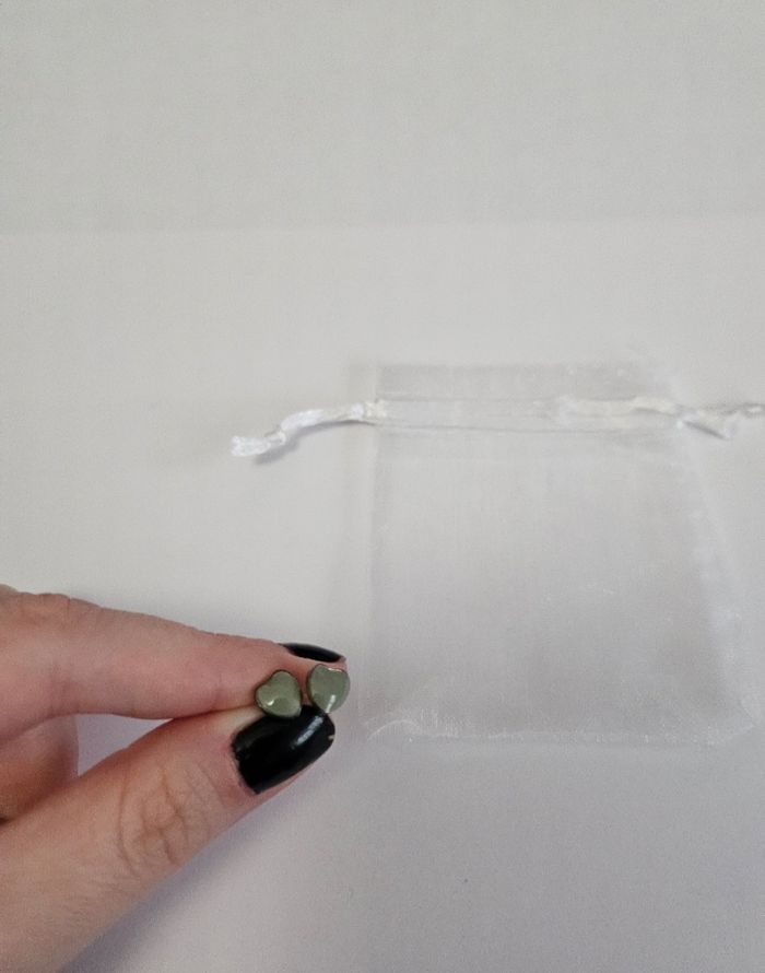 Boucles d'oreilles petits coeurs gris clair - photo numéro 2