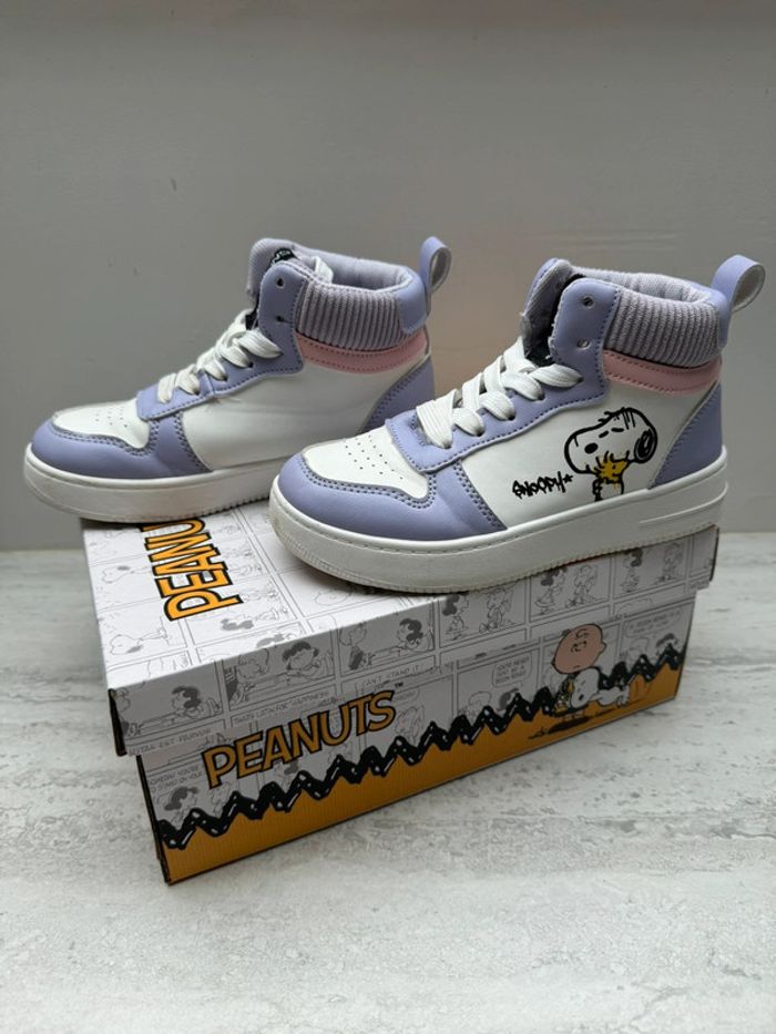 Chaussures Snoopy blanche et violette T31 TBE - photo numéro 2