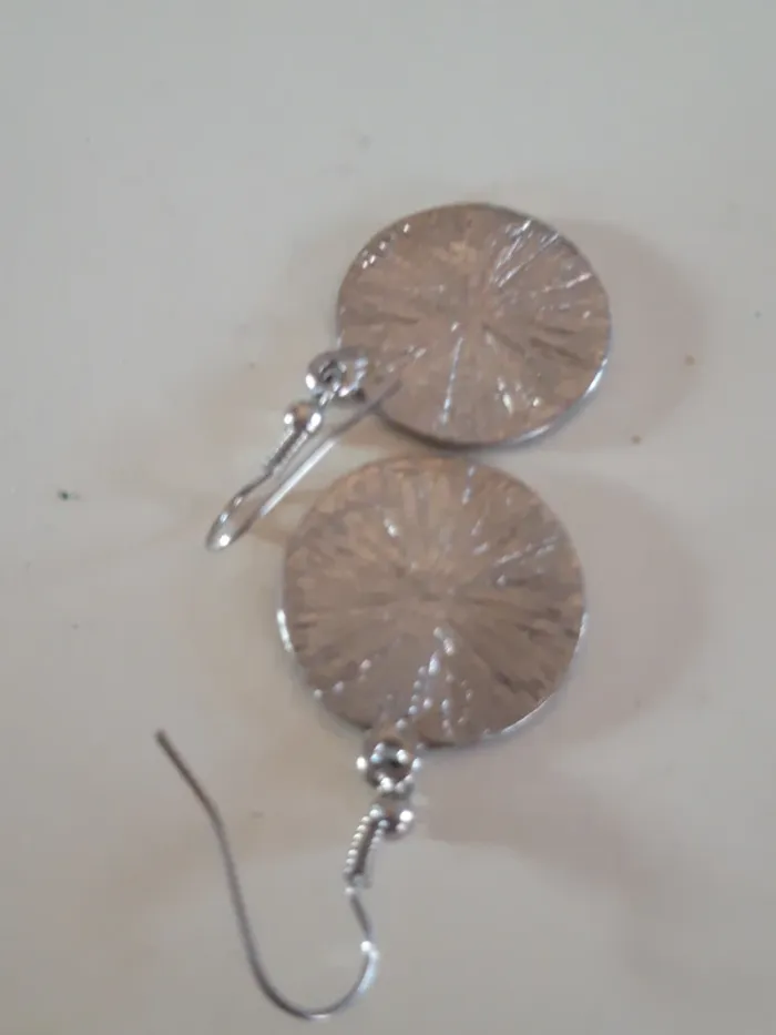 Jolies boucles d'oreilles pendantes noires et argentées - photo numéro 2