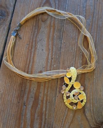 Collier jaune pendentif brillant