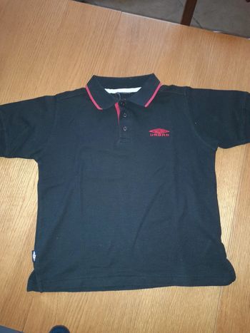 Polo Umbro noir et bordure rouge