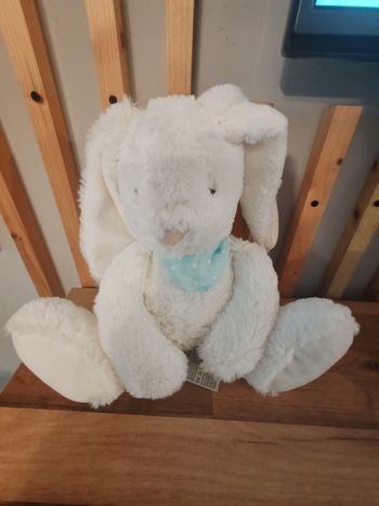 Lapin blanc bandana bleu cyrillus paris