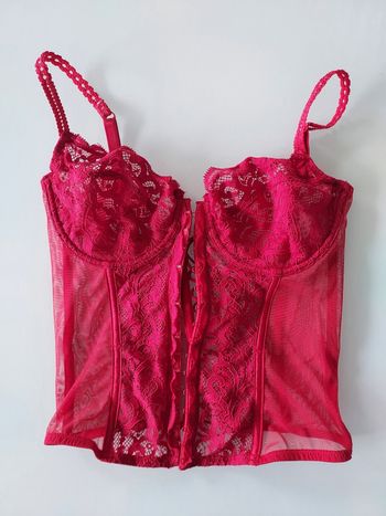 Corset en dentelle rouge