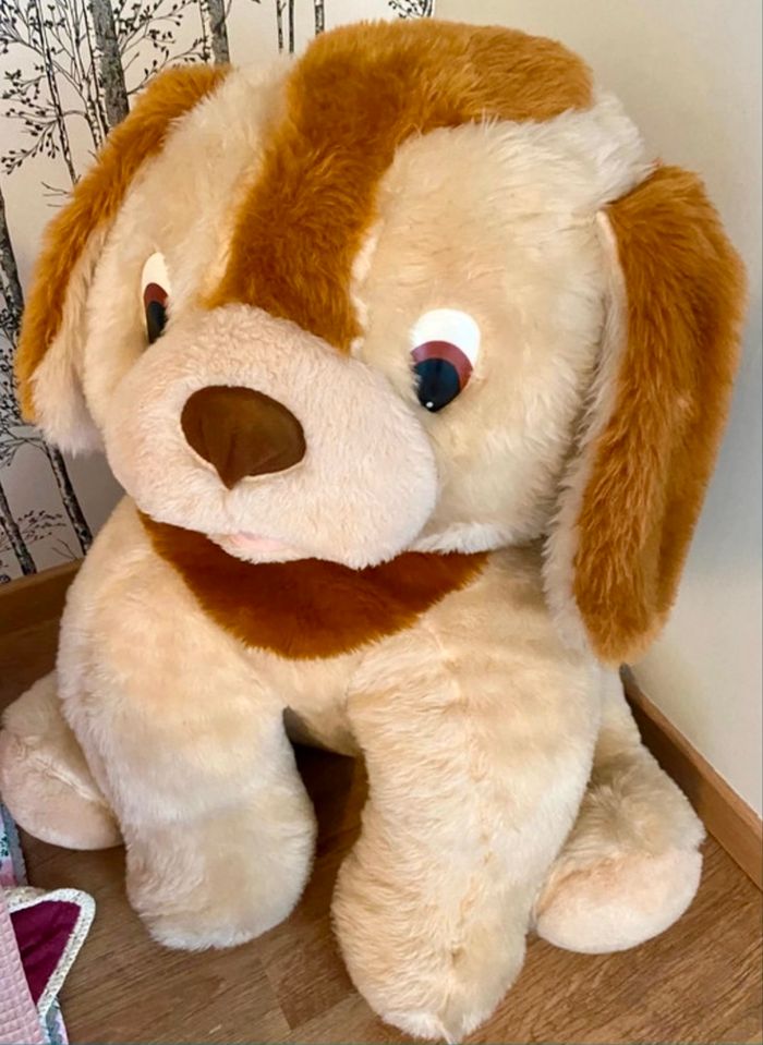 Grande peluche chien beige et marron – 74 cm de haut