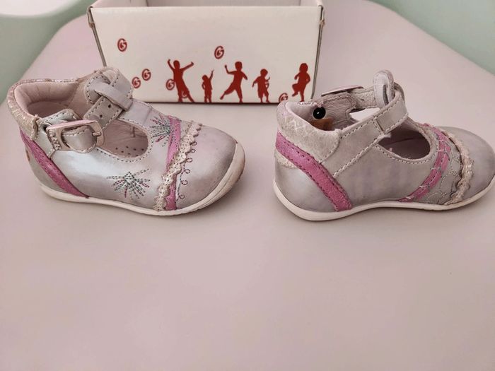 Chaussures GBB taille 18 grise pas nettoyer - photo numéro 3
