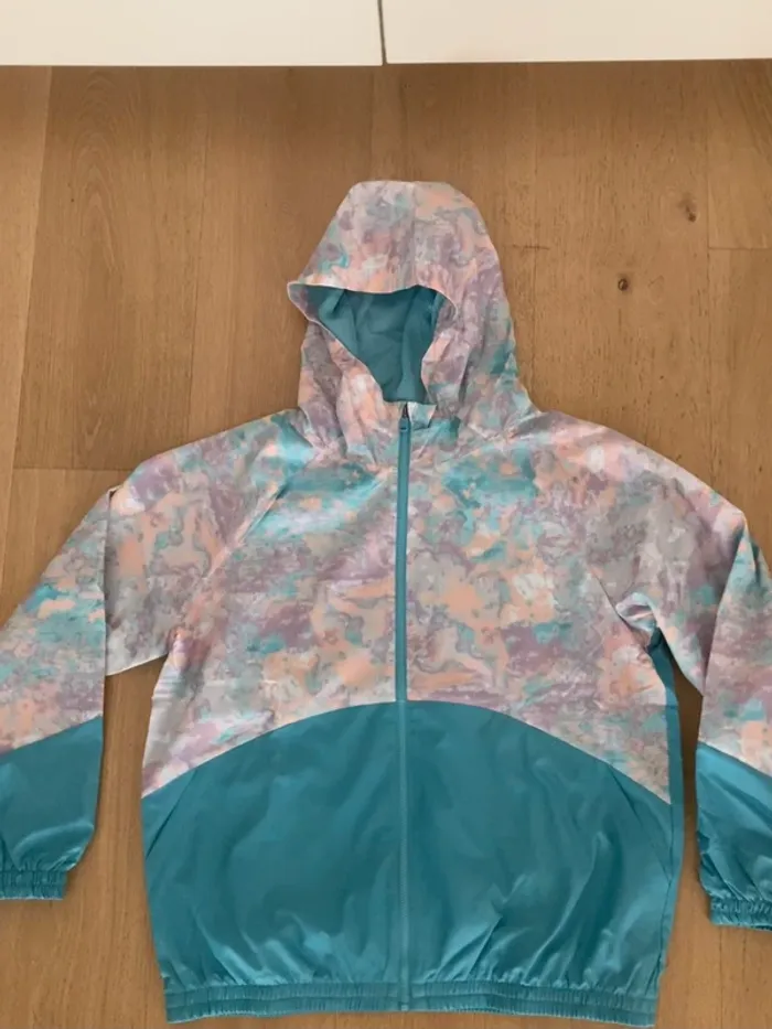 Under Armour Coupe-vent à capuche Woven Printed FD - bleu clair et rose : taille 14-16 ans