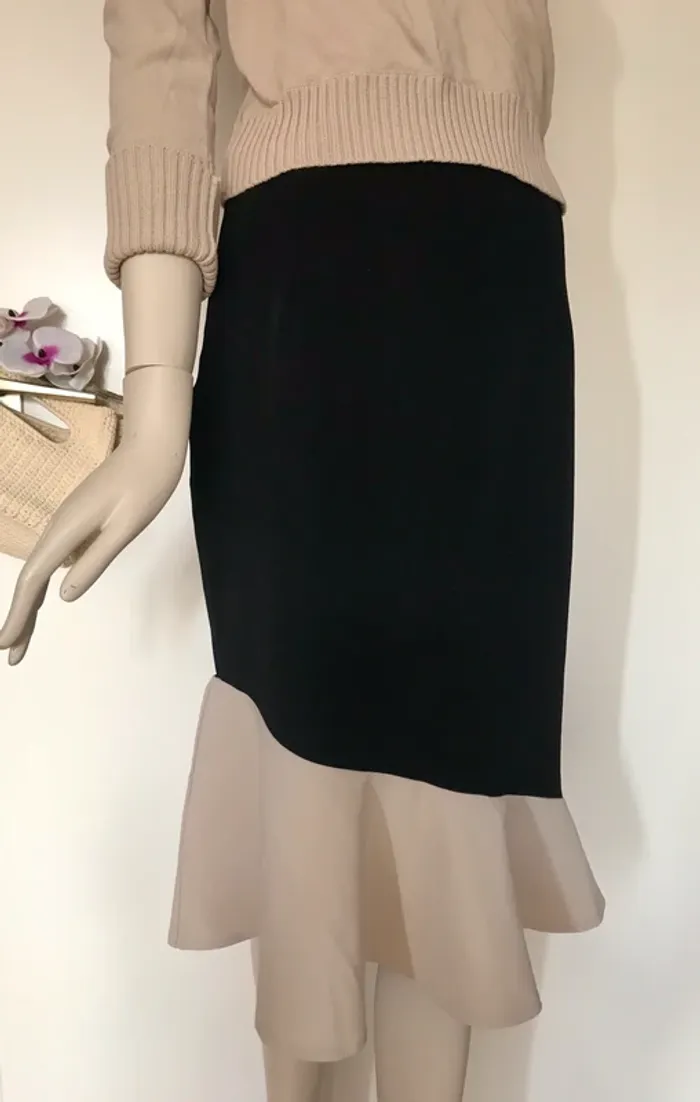 Jupe crayon noir bas tulipe beige