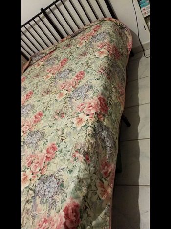 Couverture multicolore  1 côté  fleurie  1 côté uni  taille  200 /200 cm très bon état