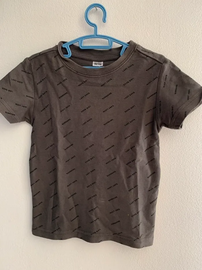 T-shirt garçon gris à motifs – Taille 98/104