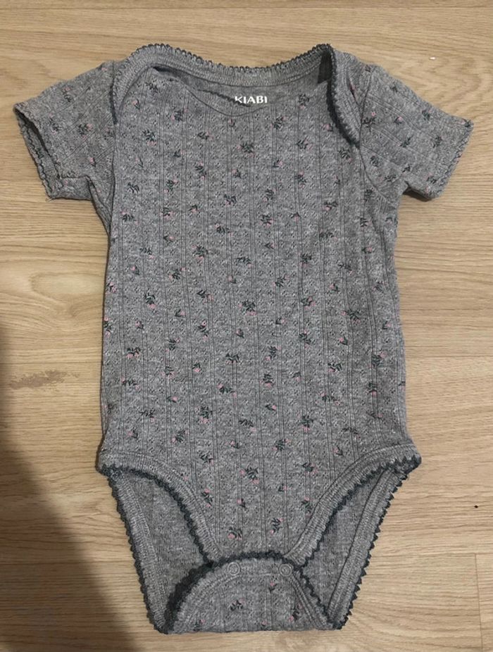 Bodies a fleurs manches courtes taille 12 mois kiabi