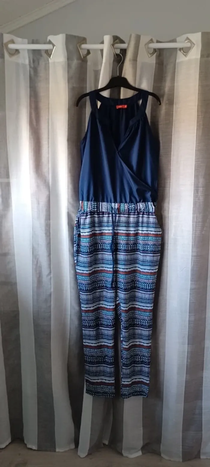 Très jolie combi-pantalon femme, bleu marine à motif, marque Tissaia, taille 40, comme neuve. - photo numéro 2