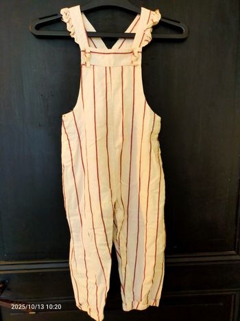 Salopette blanche (au rayures fines bordeaux)Taille 23 mois